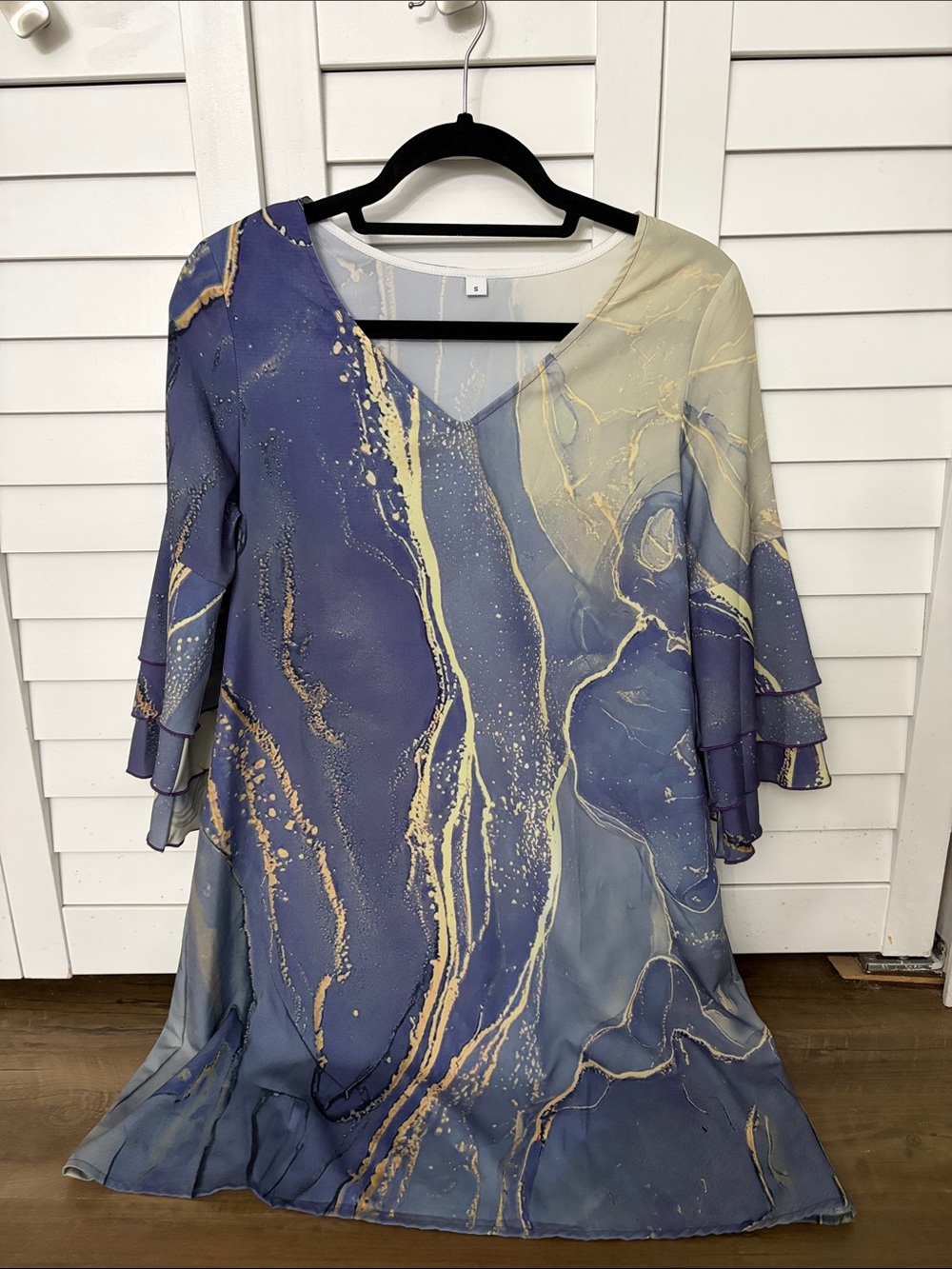 Abstract Marble-Print Blue & Cream V-Neck Women's Top